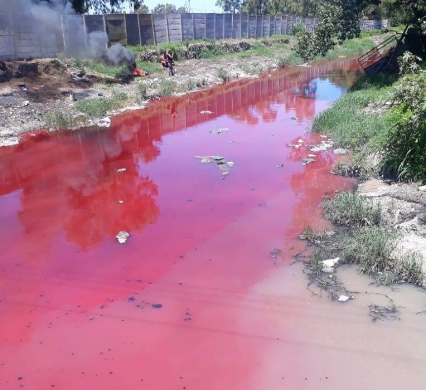 Vecinos denunciaron que las aguas del arroyo San Francisco se tieron de rojo