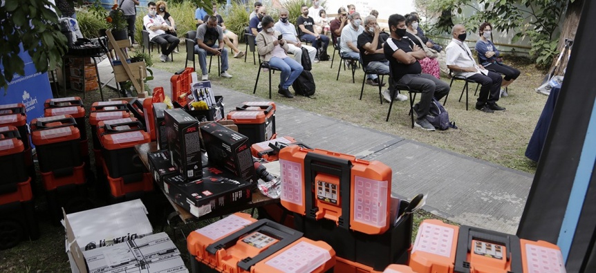 Cascallares entreg kits de herramientas a emprendedores en Rafael Calzada
