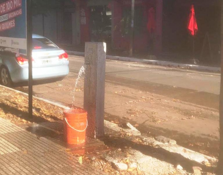 Denuncian desperdicio de agua en Plaza Conesa de Quilmes