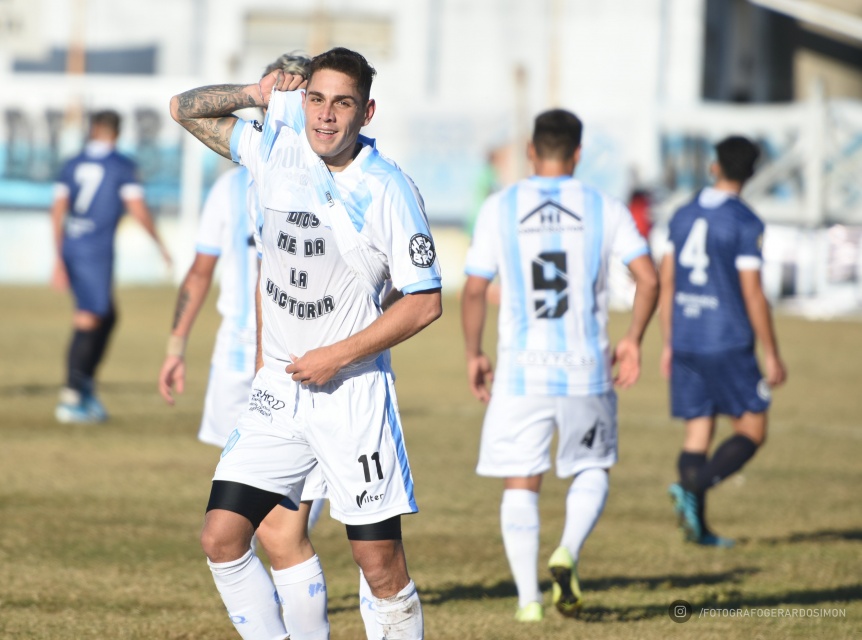 Argentino de Quilmes goleó en la barranca a Defensores Unidos