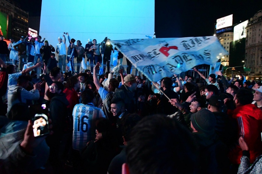 Delirio de los fanticos argentinos: Una multitud celebra en el Obelisco