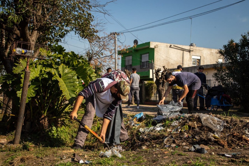 Quilmes realiz un operativo de limpieza en el barrio 17 de agosto