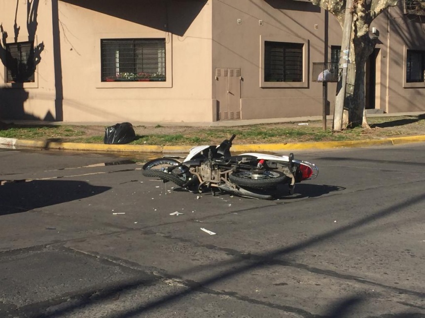 Violento choque entre un auto y una moto en Quilmes centro