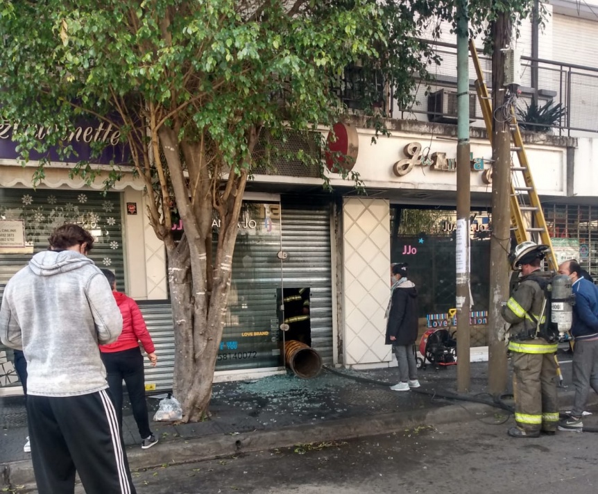 Tercer incendio en menos de 24 horas en Quilmes: Ahora el turno de un comercio