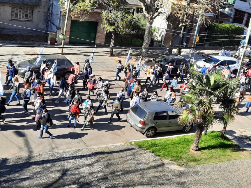 Movimientos sociales cortaron la avenida frente a la Municipalidad
