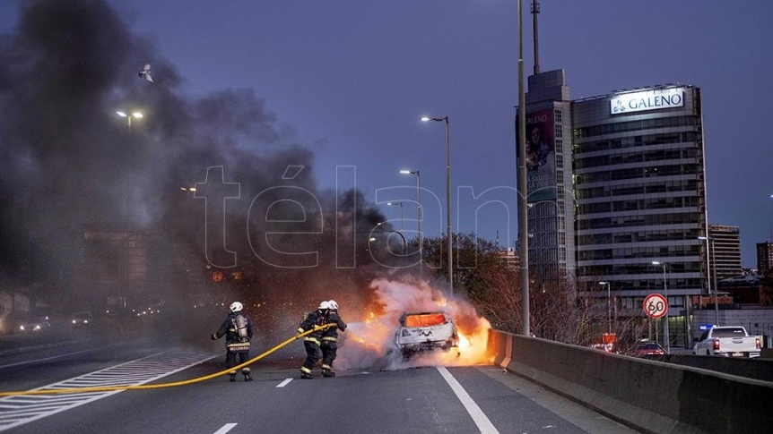 CABA: Se incendi un auto en la autopista La Plata-Buenos Aires