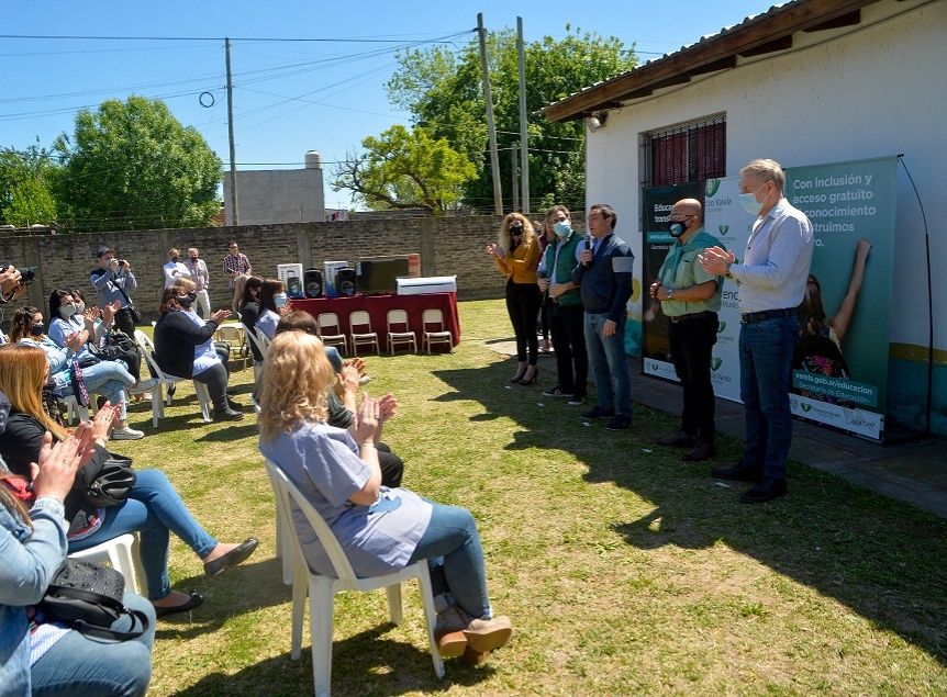 La Comuna de Varela y Nacin entregaron mobiliario a jardines municipales