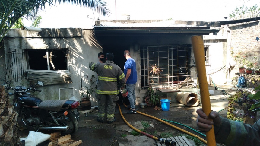Incendio en una vivienda de Ezpeleta Oeste: Un hombre inhal humo