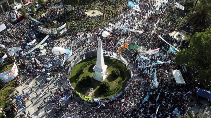 Militantes kirchneristas y movimientos sociales se concentraron en Plaza de Mayo por el Da de la Lealtad