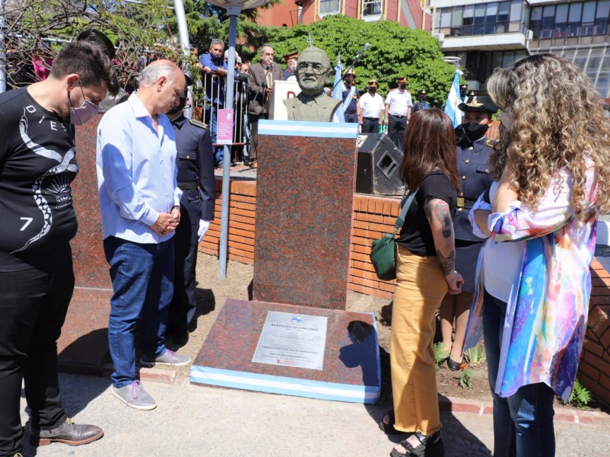 Grindetti inaugur un busto en homenaje a Manuel Quindimil en los jardines del Municipio
