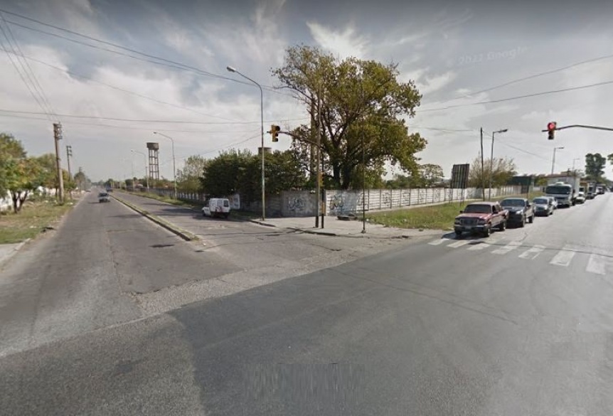 Choque fatal entre un auto y una moto en Bernal Oeste