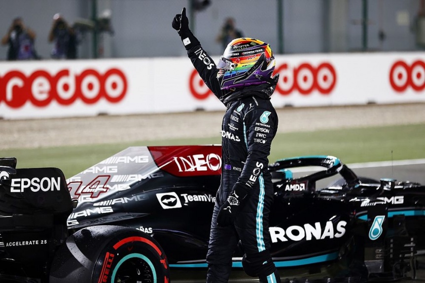 Hamilton gan� en Qatar y se aproxima a Verstappen