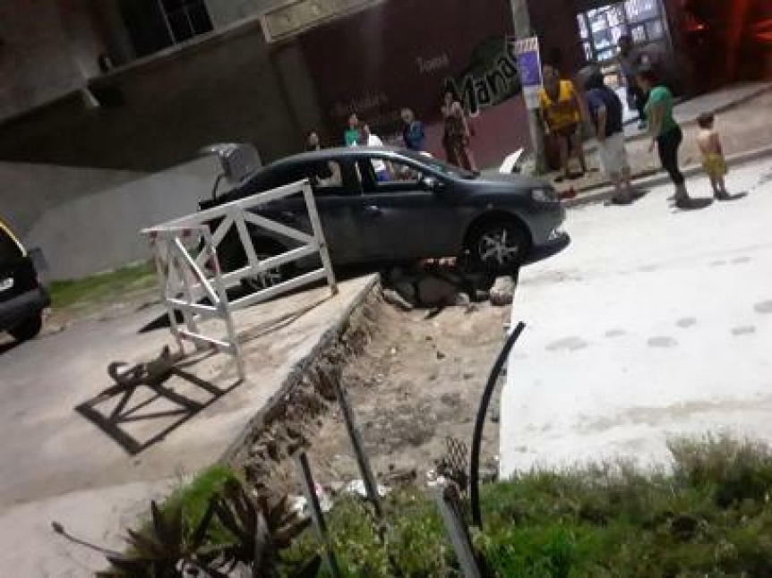 Dos autos se cayeron en una obra de asfalto en plena ejecuci�n
