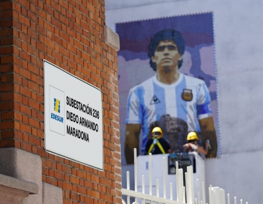 Edesur inaugur� un mural de 4 metros en homenaje a Maradona