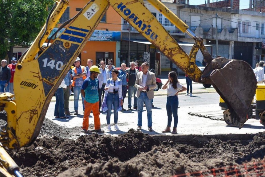 Mayra Mendoza recorrió en Quilmes obras de asfalto con el titular de Vialidad Nacional