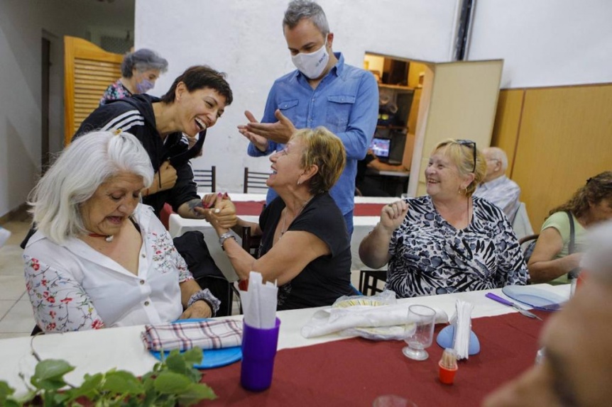 Mayra Mendoza en el Centro de Jubilados 14 de Agosto: “Las vacunas permiten reencontrarnos”