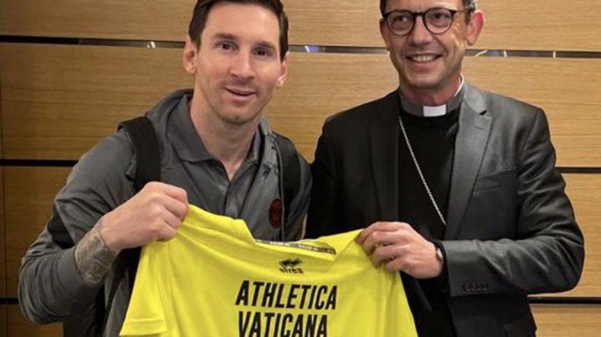 Messi recibió una camiseta firmada por el papa Francisco