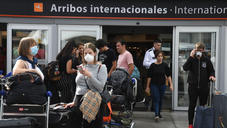 Para ingresar al pas, argentinos y residentes con esquema completo no necesitan PCR