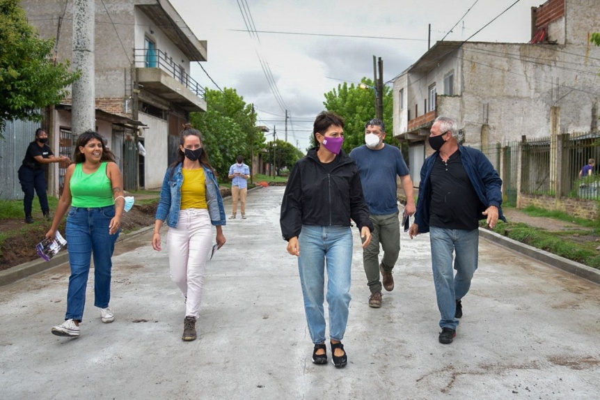 Mayra Mendoza recorrió obras de asfalto en Ezpeleta Oeste