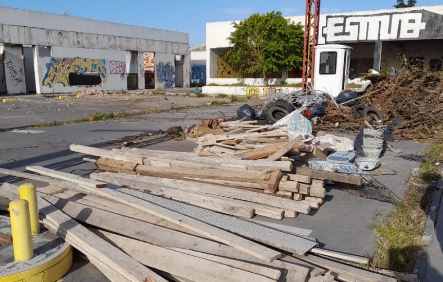 Desalojaron grupo que intent construir en estacin de servicio abandonada de Solano