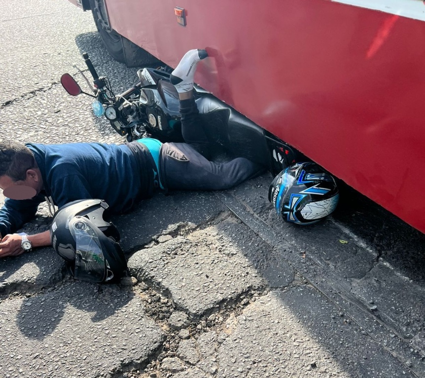 Motociclista qued� atrapado al embestir a un colectivo en La Colonia