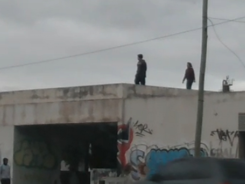 Un grupo de jóvenes arrojaban piedras desde un techo hacia la calle en Solano