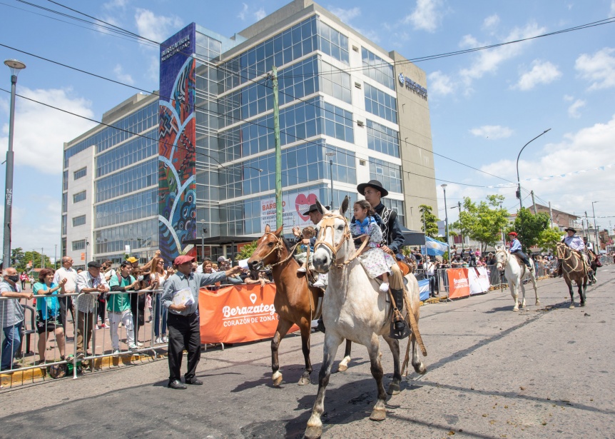 Berazategui celebra el D�a de la Independencia con un desfile tradicionalista