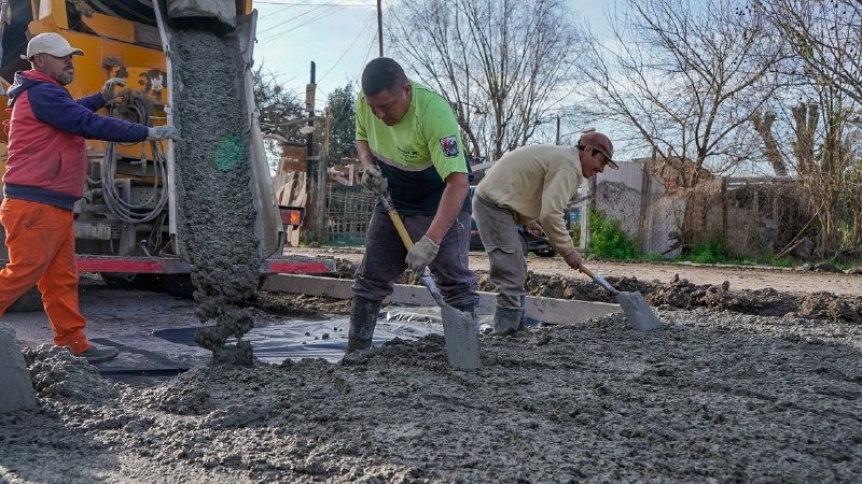 Avanzan los trabajos de asfalto y repavimentaci�n en distintos barrios de Quilmes