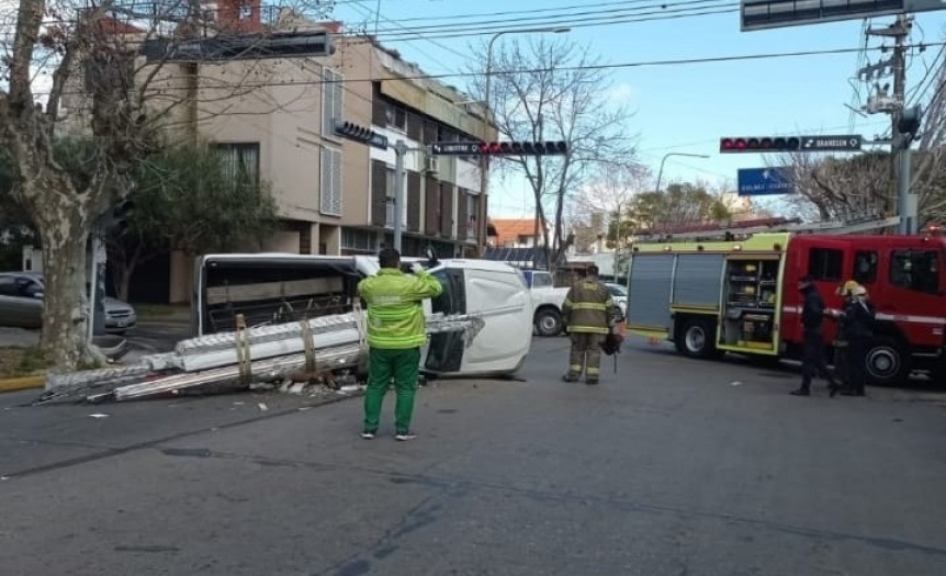 Triple choque en Quilmes: Volc� una camioneta