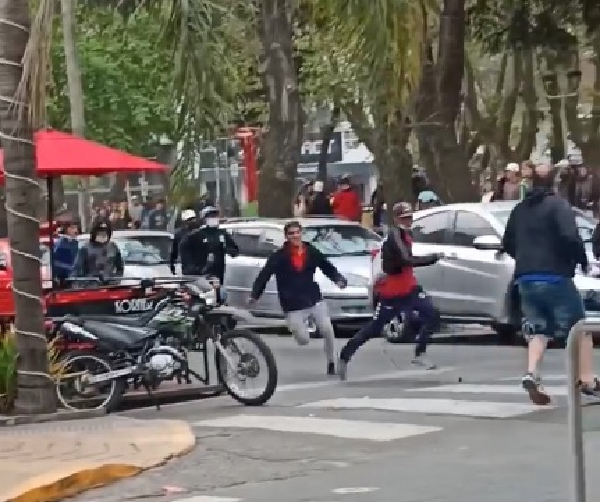Corridas, pedradas y peleas en la plaza Conesa de Quilmes centro