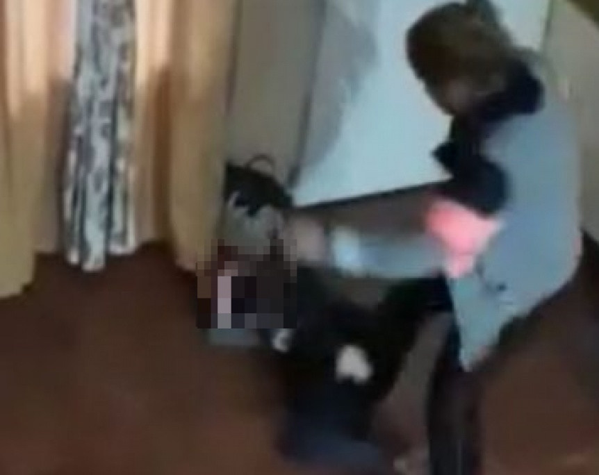 Adolescente film� a su madre golpeando a su hermanito: Qued� detenida