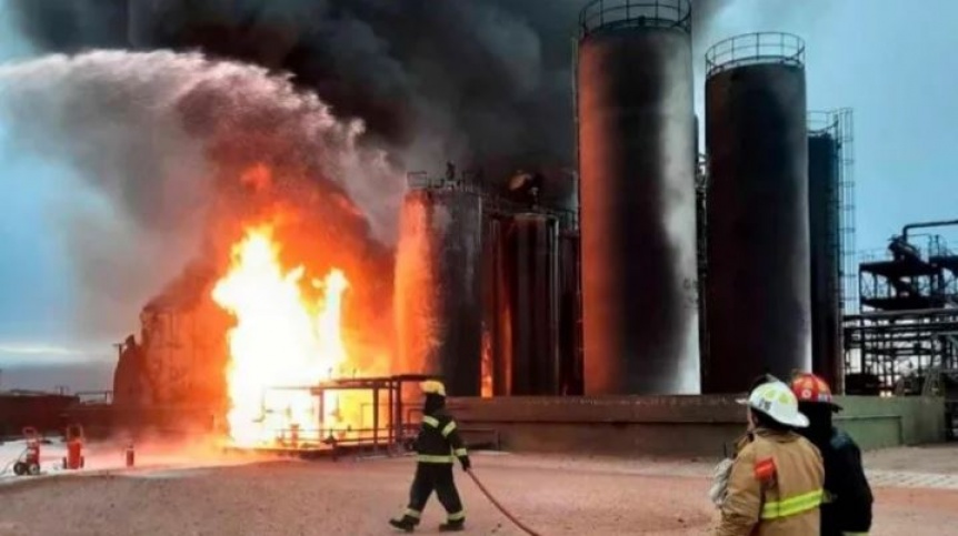 Video: Explosi�n e incendio en una refiner�a de Plaza Huincul: Al menos tres muertos