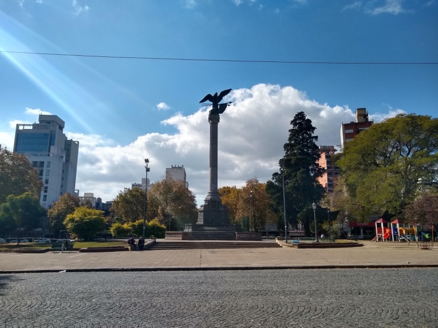 Falleci� un hombre en plena Plaza Italia en La Plata