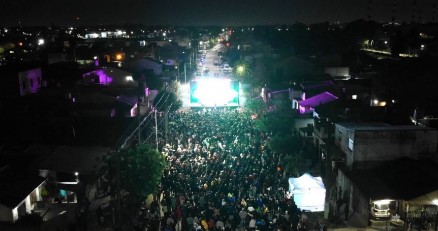 Mayra Mendoza junto a miles de vecinos en una nueva edici�n del Festival Somos Quilmes