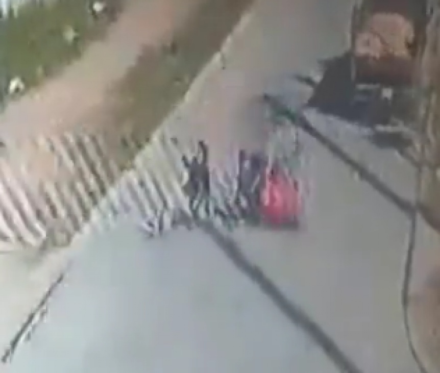 Video: Violento robo a un motociclista