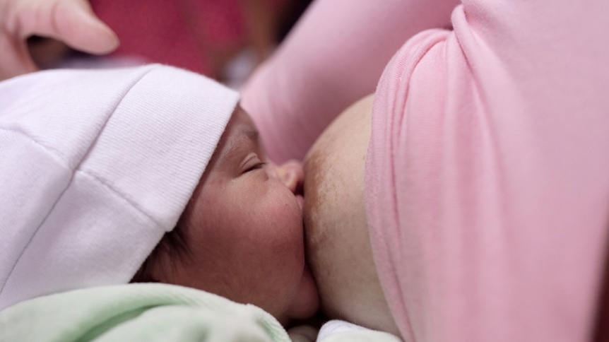 La leche materna de vacunadas contra el Covid transfiere inmunidad a bebs