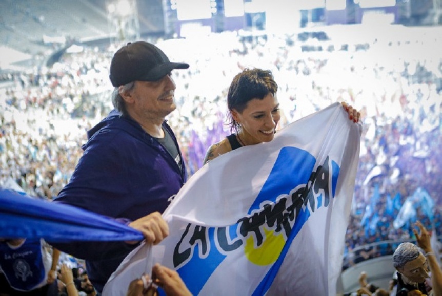La imagen del d�a: M�ximo y Mayra Mendoza en la tribuna del Estadio �nico
