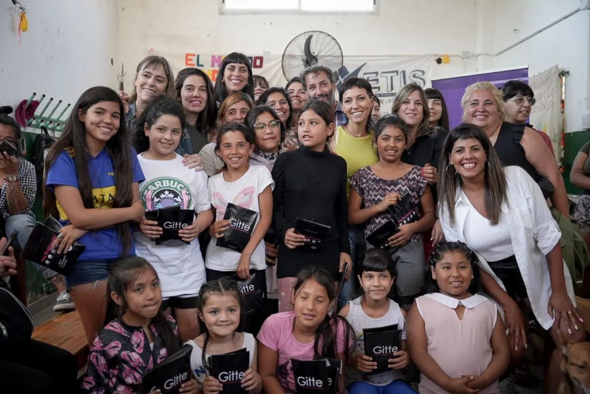 Mayra Mendoza y Juliana Di Tullio entregaron bombachas menstruales en Villa Itat�