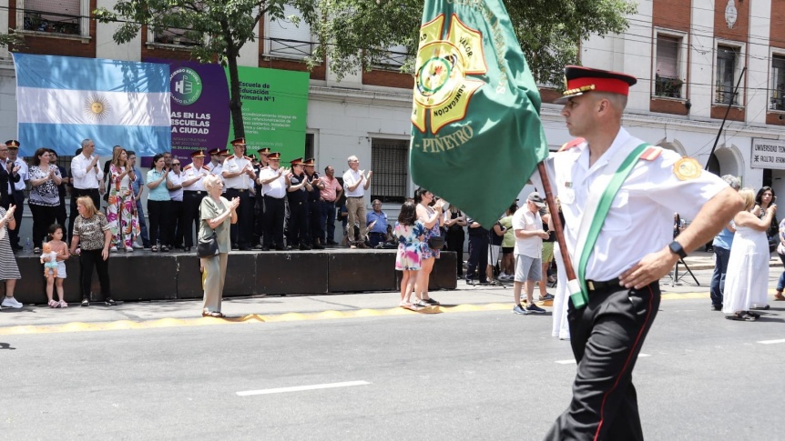 Avellaneda homenaje a los Bomberos Voluntarios con un gran desfile popular