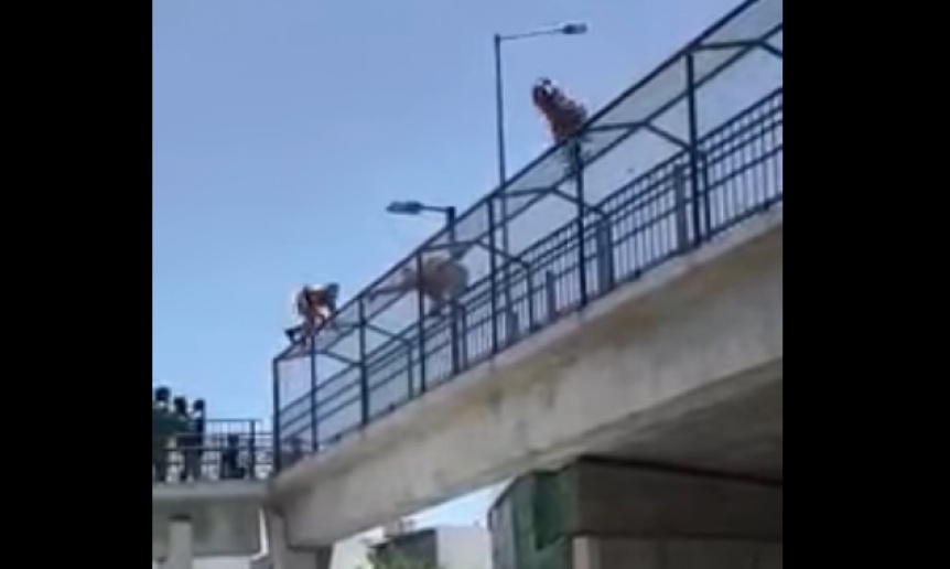 Bomberos rescataron a una persona de un puente