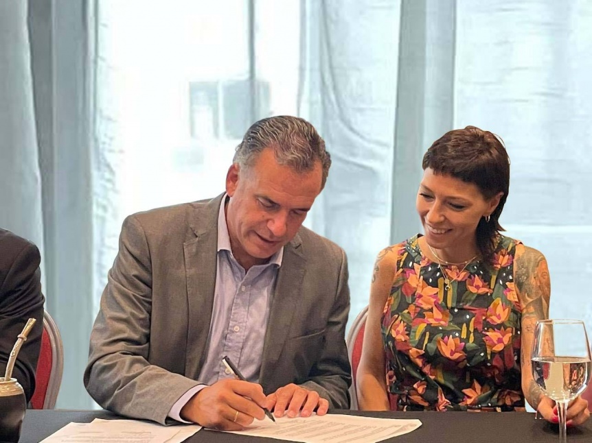 Mayra Mendoza firmó un memorando de entendimiento con el intendente Yamandú Orsi