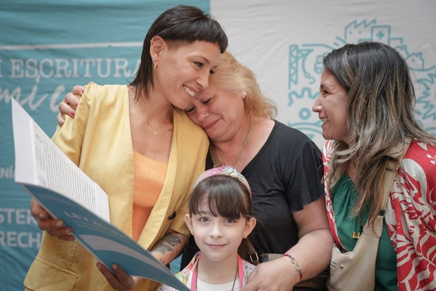 Mayra Mendoza  encabezó la firma y entrega de escrituras a 23 familias