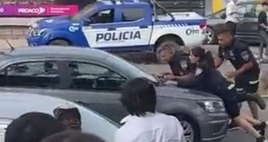 C�rdoba: quiso escapar de la Polic�a y dos efectivos se subieron al capot para frenarlo