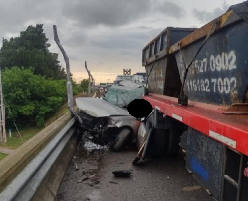 Quilmes: Un auto se incrust contra un camin en la Autopista y el conductor muri