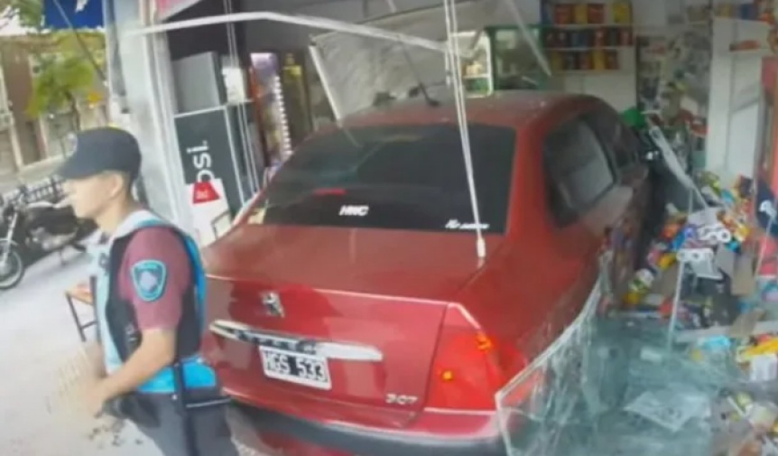 Un auto se incrust en un kiosco de Almagro y su conductor estaba alcoholizado