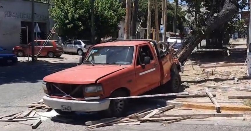 El tren arroll una camioneta en Quilmes: Hubo una persona herida