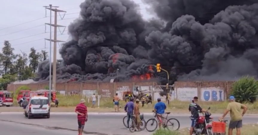 Feroz incendio en un depósito de micros de Berazategui