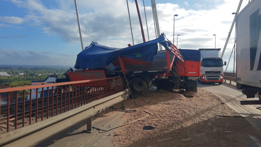 Un camión quedó colgando del puente en Zárate-Brazo Largo