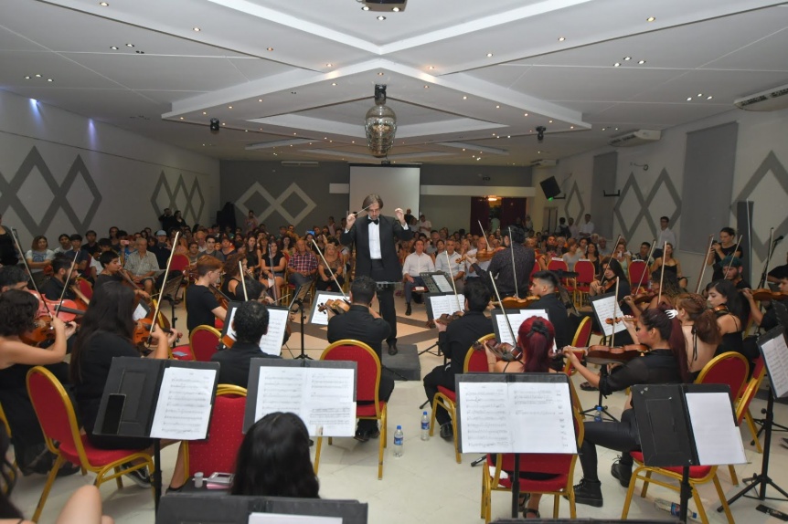 La Orquesta Sinf�nica de Varela festej� su 10� aniversario con un concierto de tango