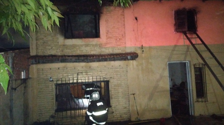 Incendio feroz en una vivienda de la Ribera de Quilmes: Un vecino sufri� quemaduras